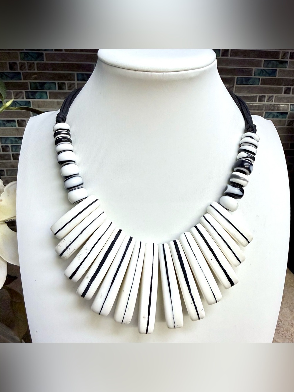 Chico’s monochromatic statement necklace - Picture 1 of 4